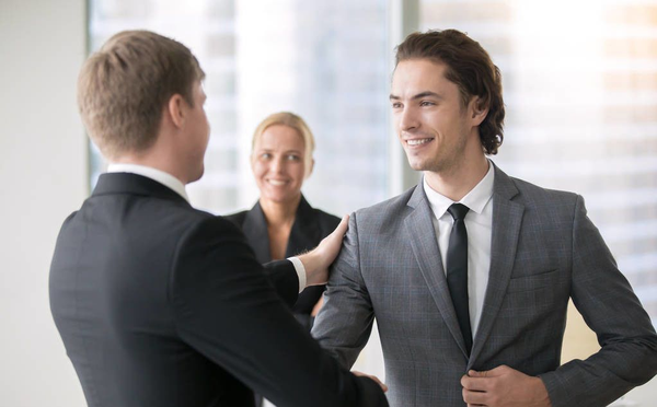 一个团队不可能不犯错,作为管理者也不可能一直表扬和赞美下属,肯定会