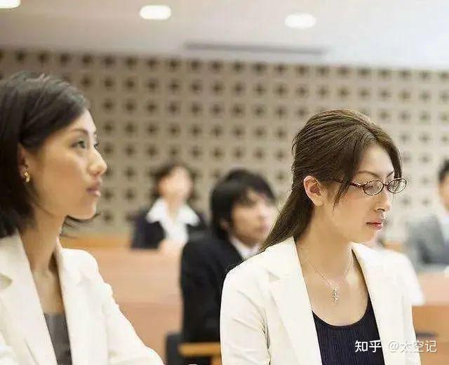 副市长空缺，得知书记的特殊爱好后，女县长和女局长苦练“技术” - 知乎