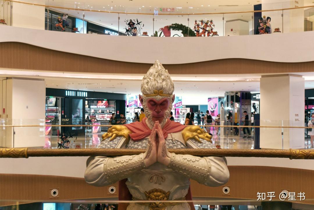 大雁塔边上的大悦城,里面竖着一座孙悟空的像,双手合十虔心朝拜,目光