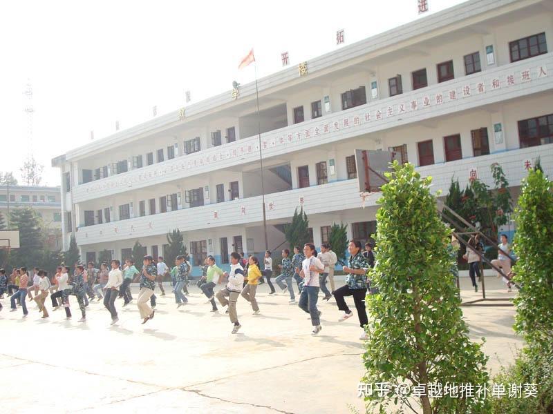 娄底城南中学九年义务教育到底为什么不收法定年龄的孩子上学