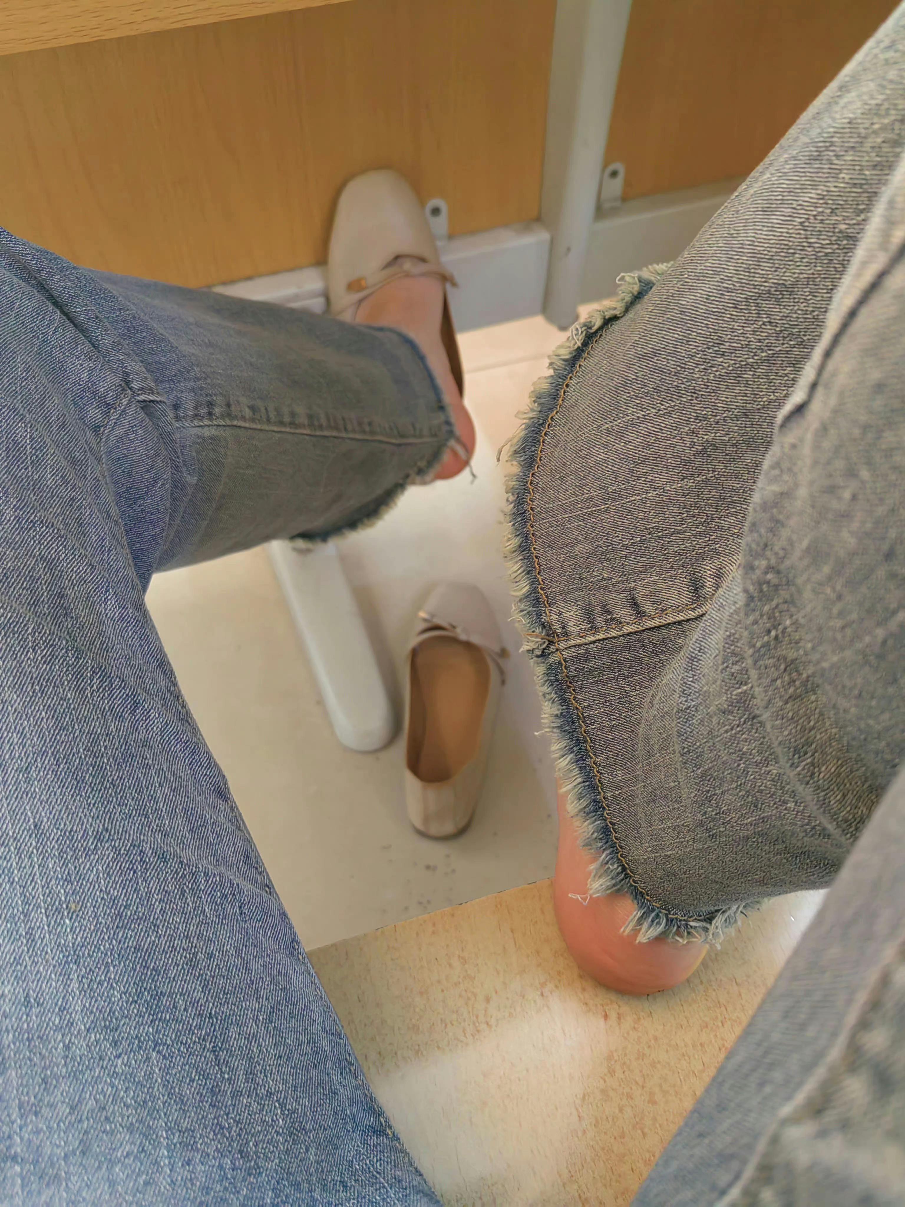 女生有上课脱鞋的经历吗具体一下哈