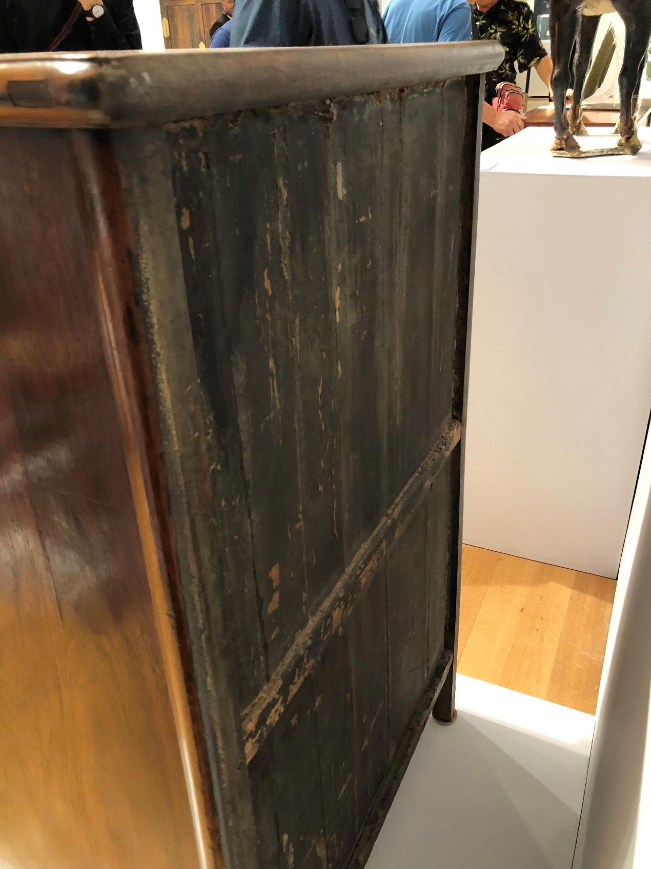 披麻挂灰髹黑漆黄花梨圆角柜可作范例