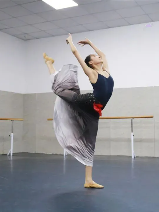 身高175体重96斤舞研魔鬼训练助女儿金榜题名今年圆梦北舞