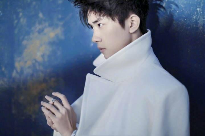 易烊千玺的手有几厘米 v2-fa02ecf3d022868ec22d9bf8549b898f_r.jpg