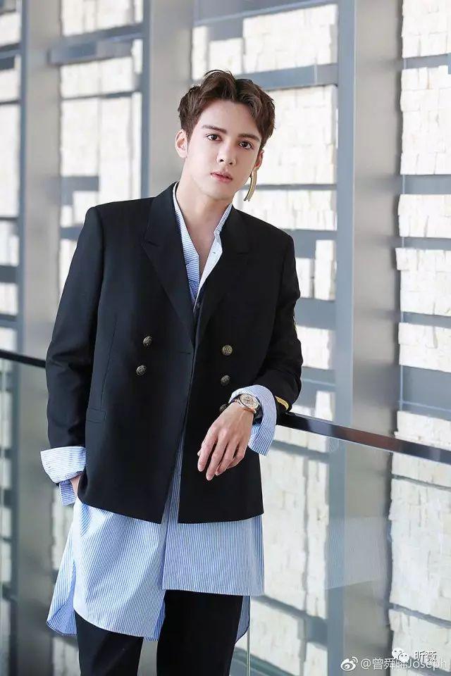 很多男生无法驾驭的时髦单品,曾舜晞也驾驭自如.