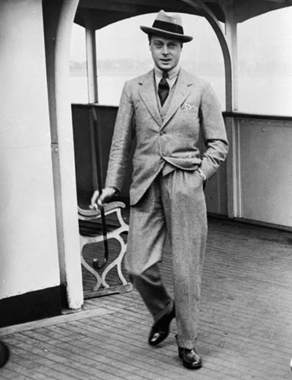 1919年的温莎公爵(他当然是弄潮儿,走在时代的前列),西服变短,裤腿翻