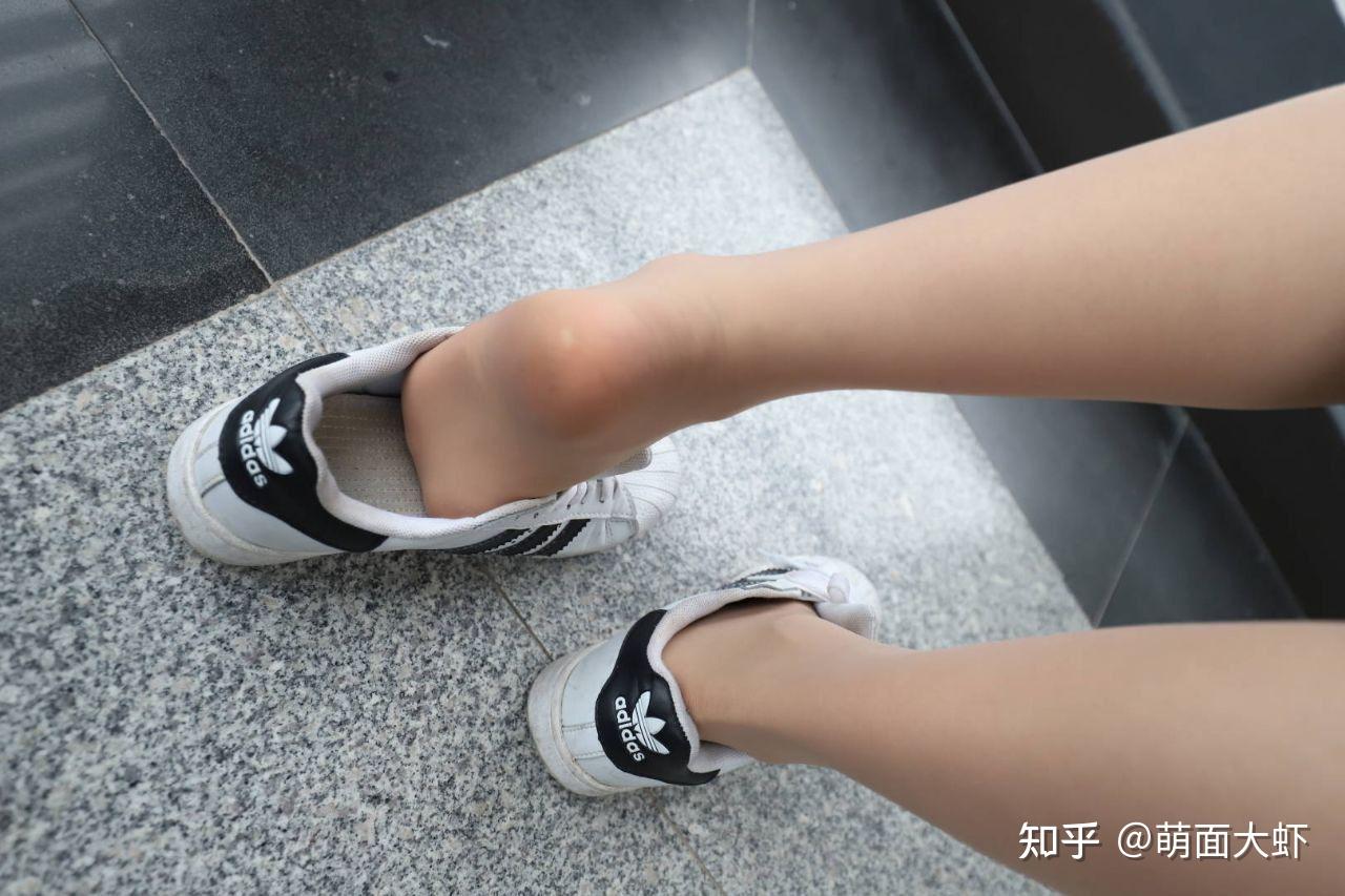 短肉丝袜 帆布鞋/板鞋本来是很土的打扮,为何我却从中看到了一丝清纯