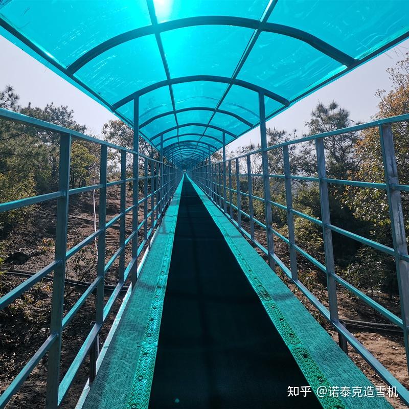 担心老人或者是小孩登山有困难了,魔毯输送带使爬山变得更加有乐趣了