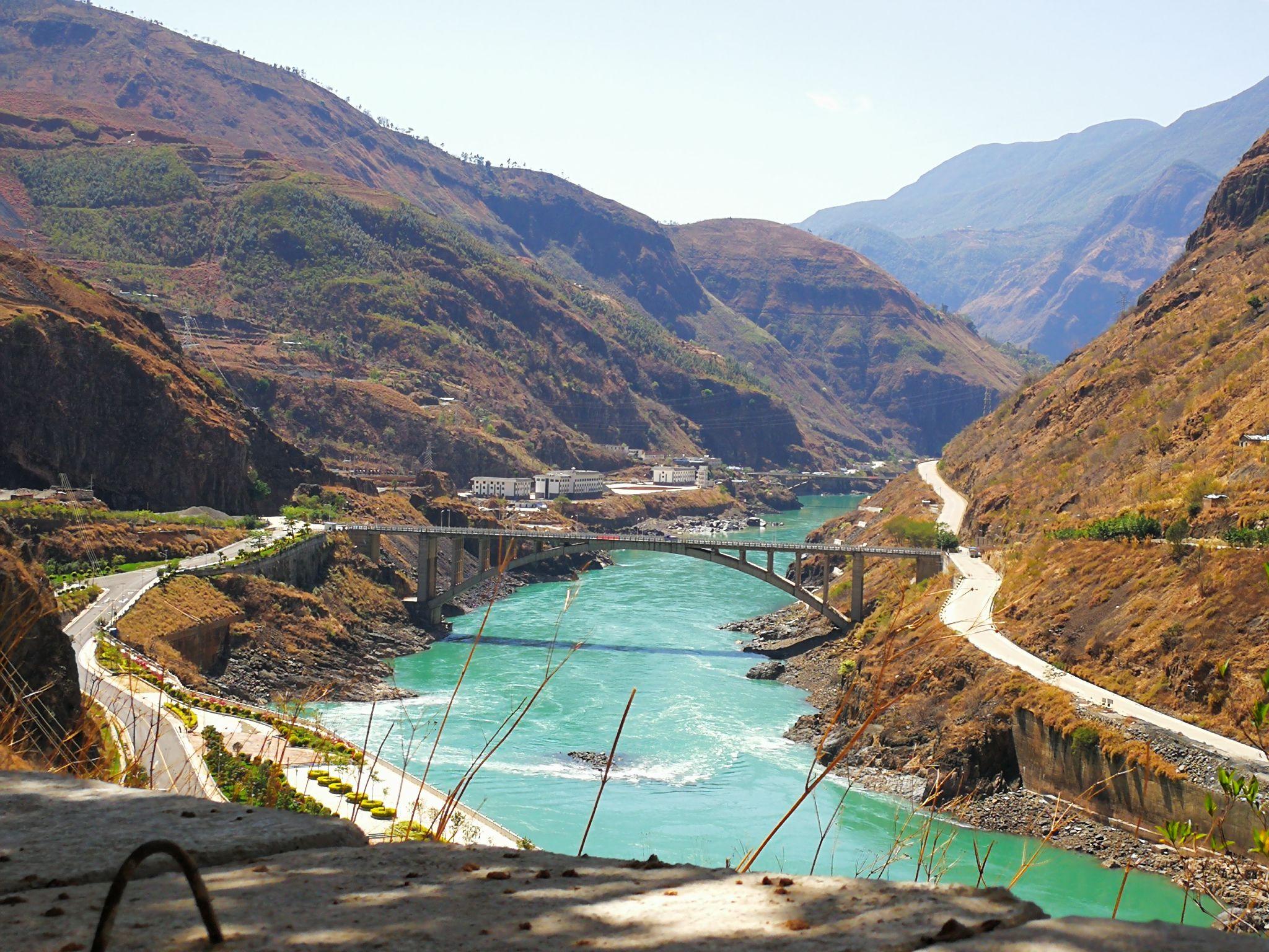 为什么金沙江上游的河流一到开春二三月颜色是蓝绿色