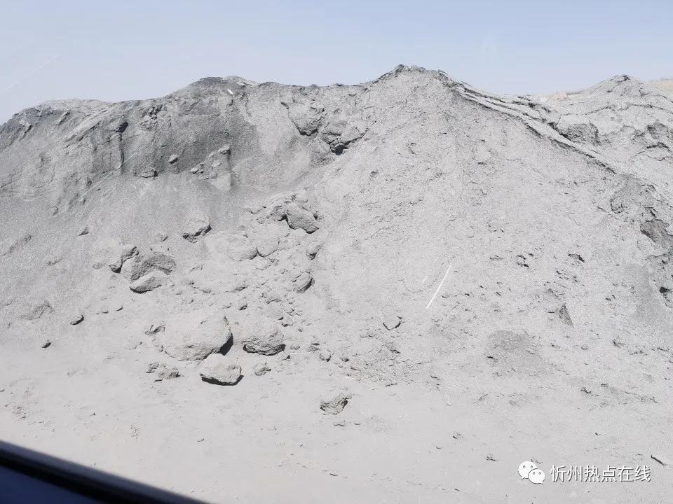 给地下水源及空气造成污染,超腾供热公司如此处理固废粉煤灰污染环境