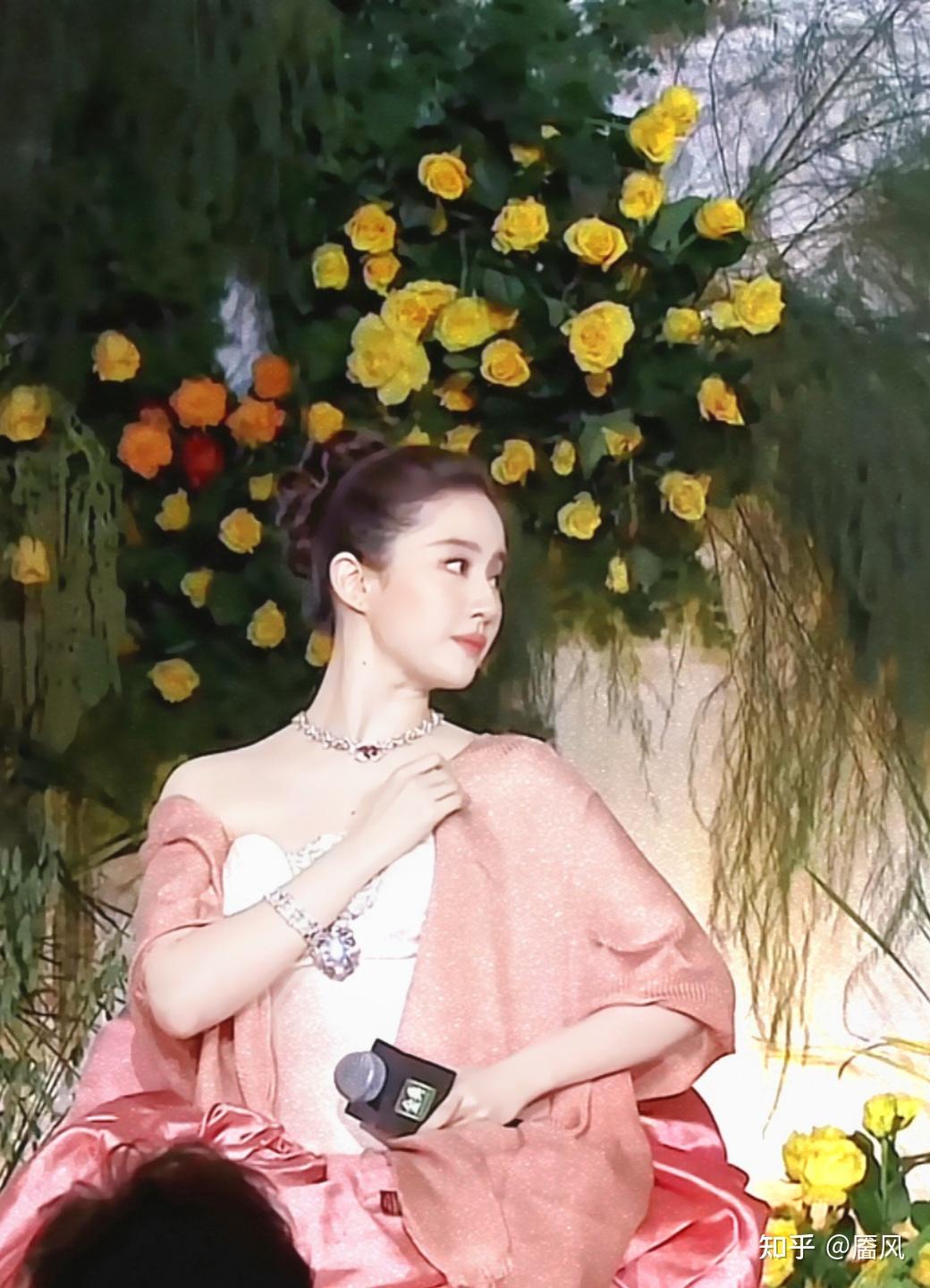 刘亦菲的照片怎么越来越像赵露思了? - 知乎