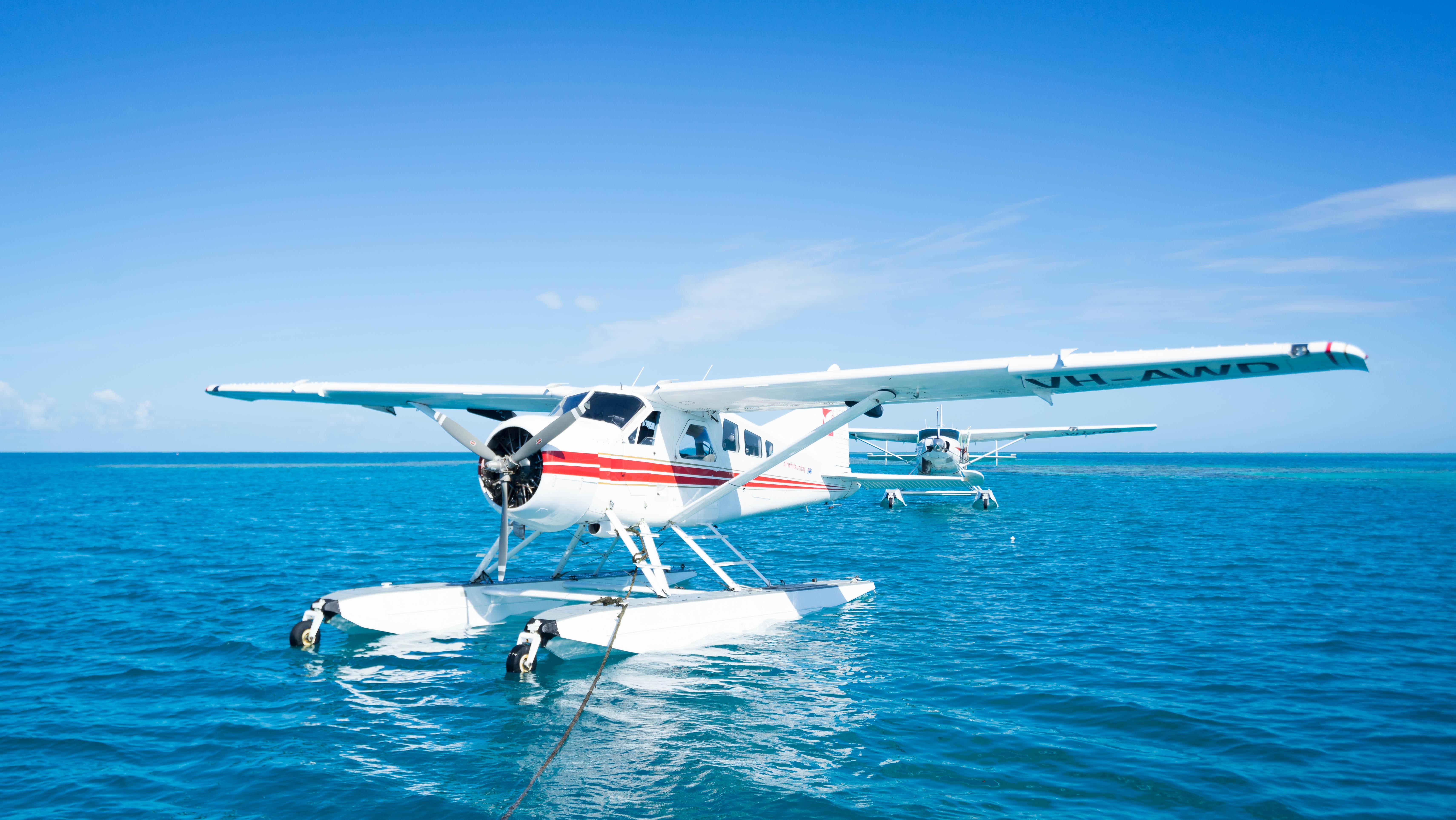 拍一两张清晰的照片,若要进行专业的航拍,更要大动干戈的拆除飞机舱门