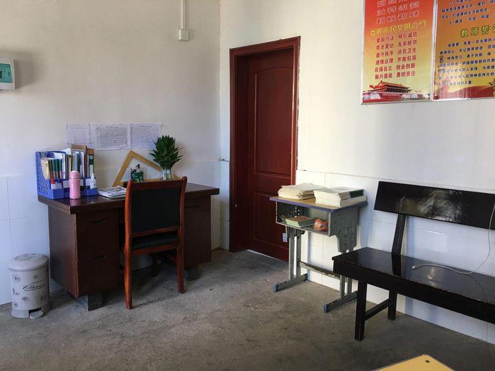 毁三观男教师猥亵男学生还在办公室里教育局的回应让人困惑