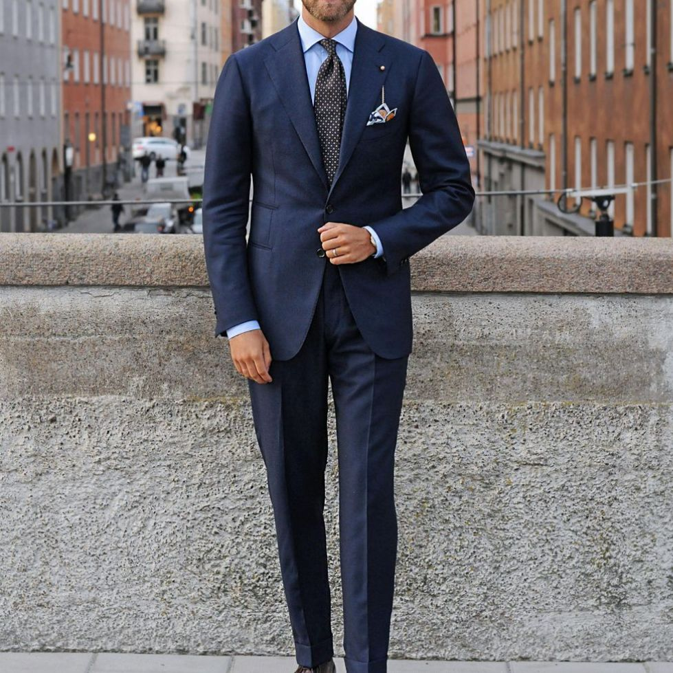 西装涉及到的范围很广,有很多风格特色鲜明的款式.