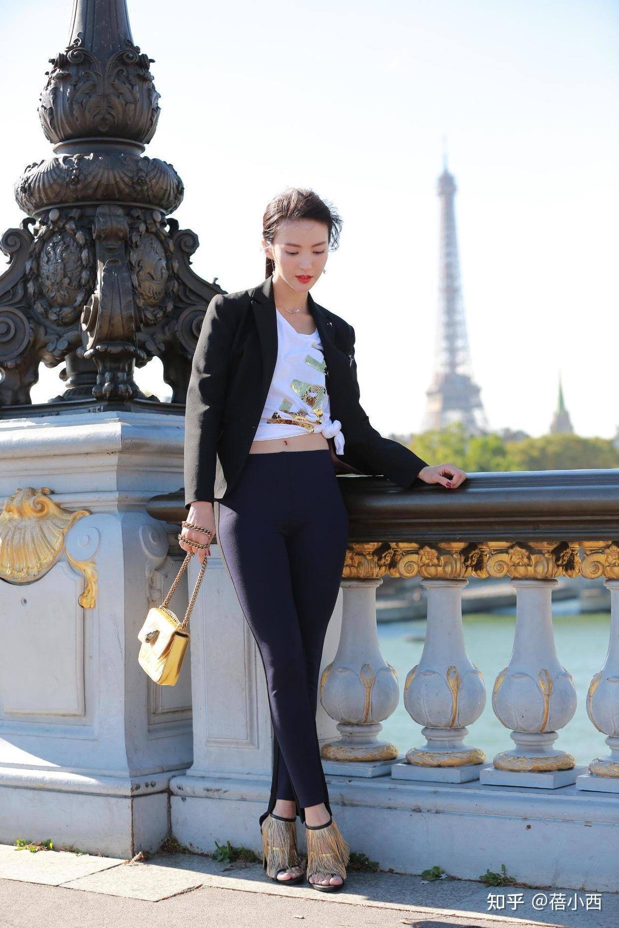 金晨的舞蹈家身材无敌了西装配一条打底裤就出门气场还很高级