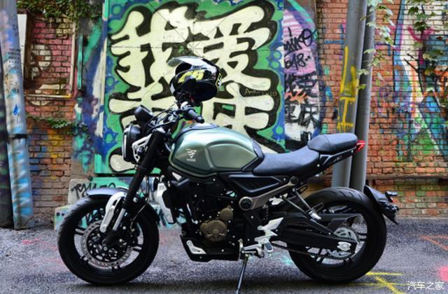 隆鑫300级复古摩托前后碟刹配abs155l大油箱售价17980元