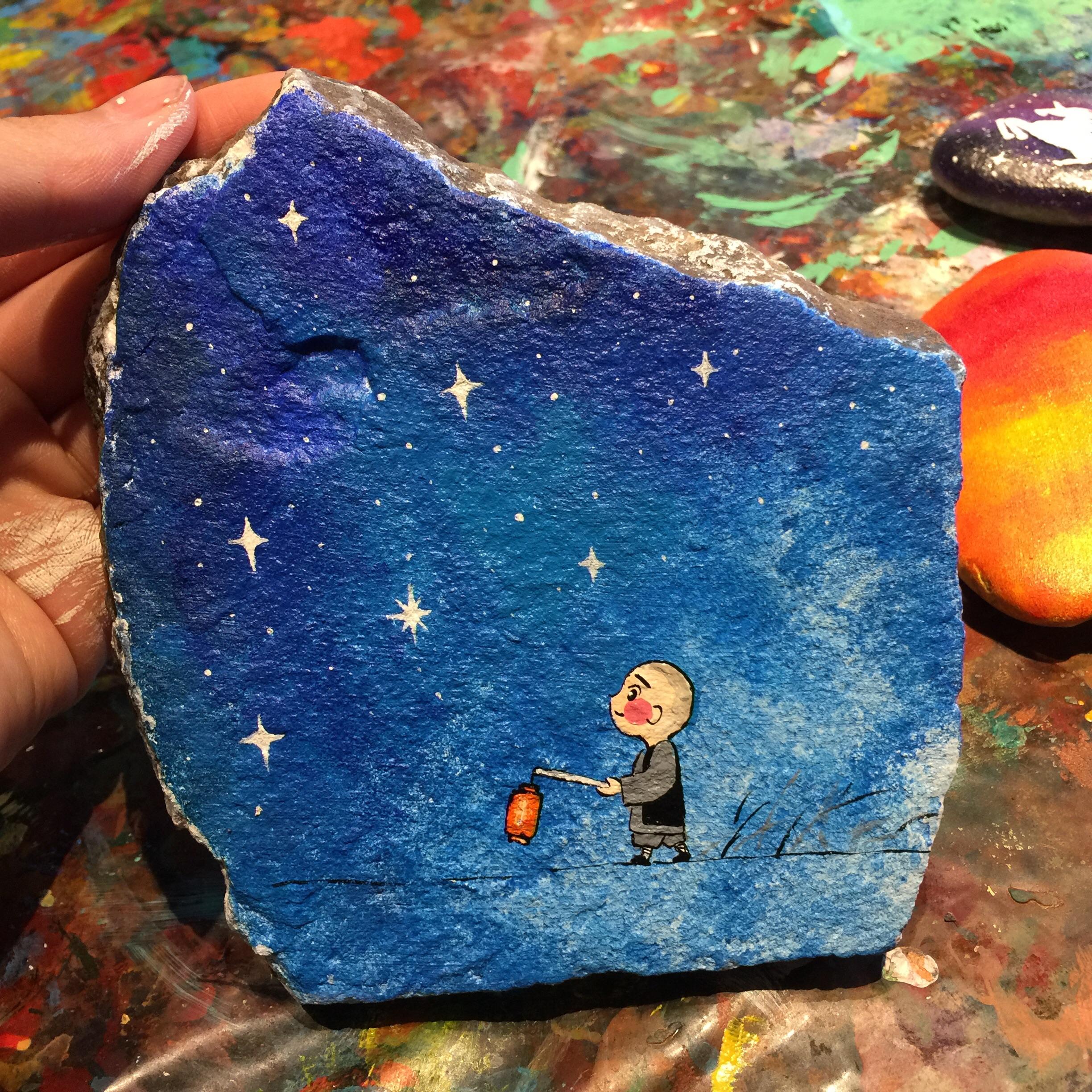 在石头上画画应该用什么画笔和颜料?