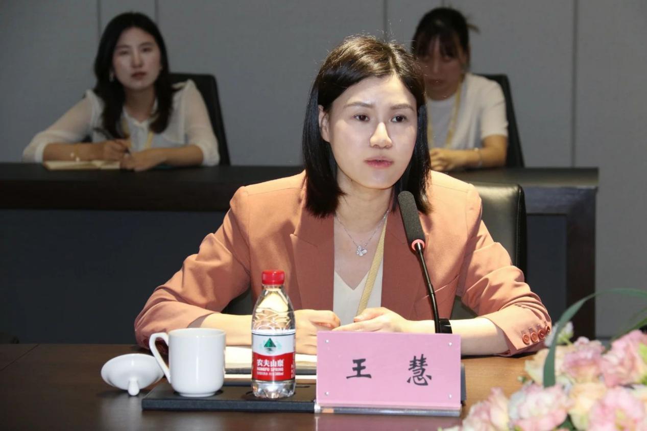 王慧代表施强教育介绍了公司智慧教育,国际人才交流等方面的业务情况.