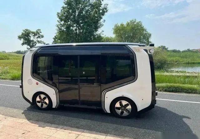 近日,一辆黑白相间的小车从良渚古城遗址公园的反山驿站缓缓驶出,沿着