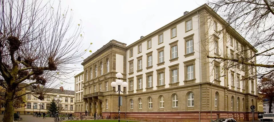 吉森大学位于黑森州,距离法兰克福70 km,是德国最古老的大学之一,简称