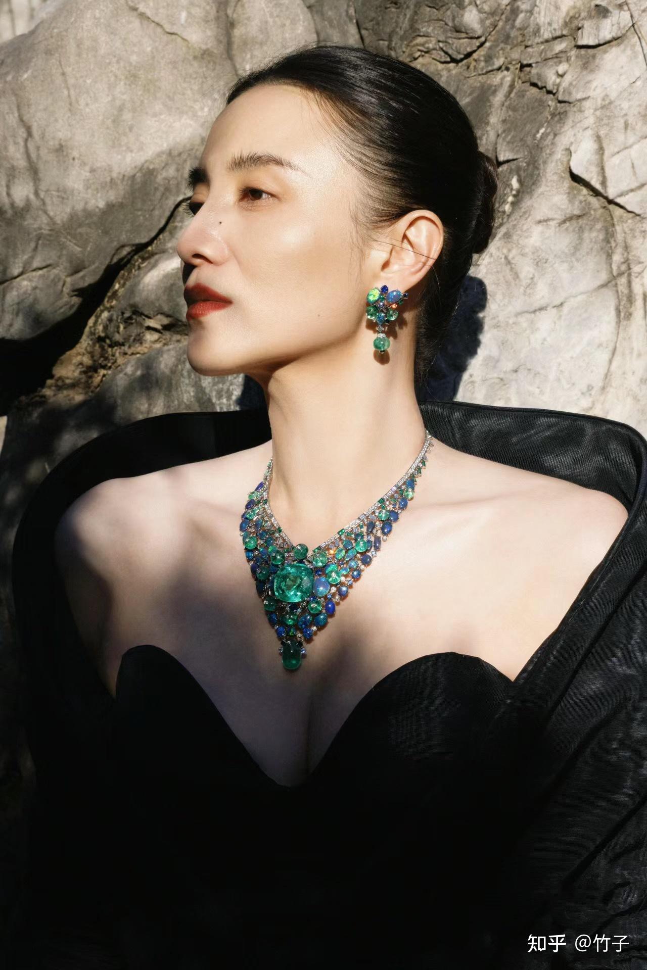 宋佳最新妆造黑色低胸礼服裙佩戴绿宝石简直美爆啦!