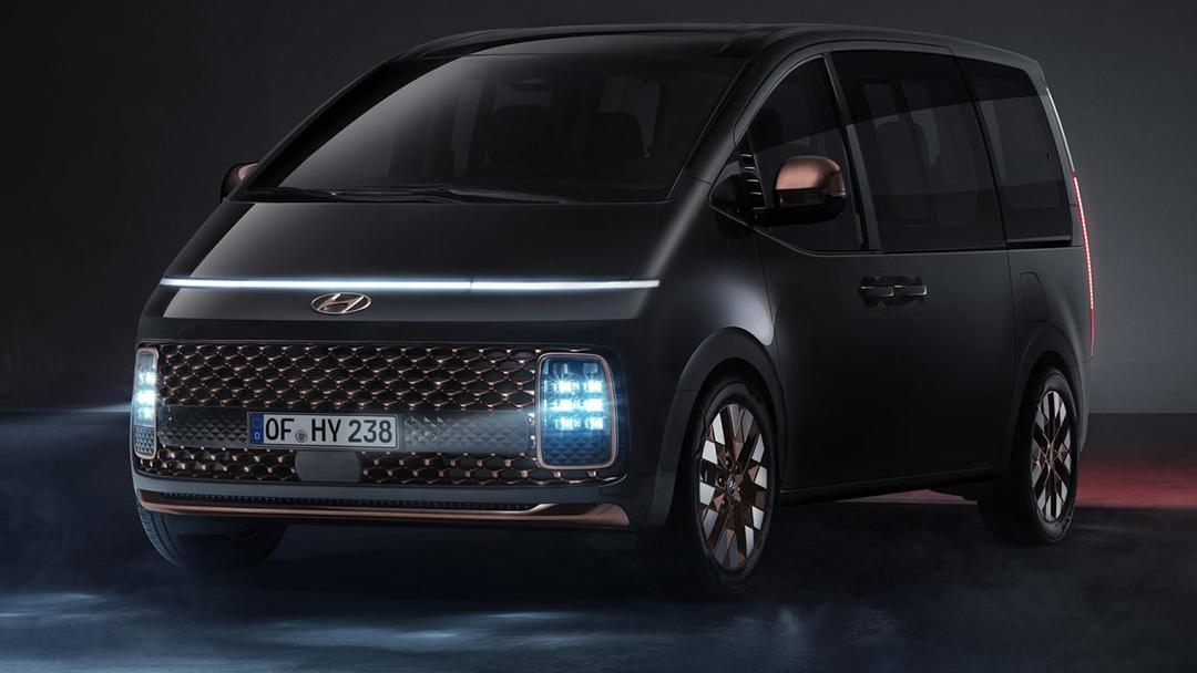 新车前脸的风格估计是延续了现代staria的设计,超前的科幻设计让我过