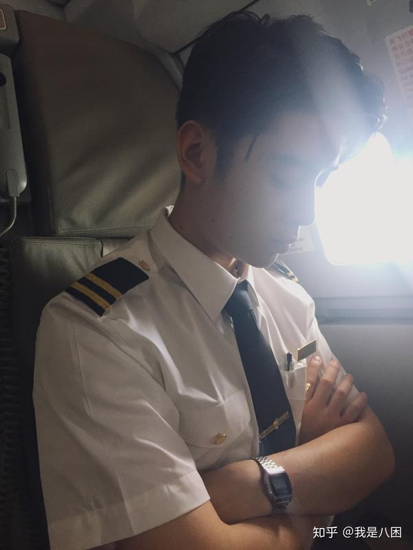 虽然只是一张侧脸 还是亮瞎了我的狗眼 ps 好朋友在飞机上趁小哥哥没