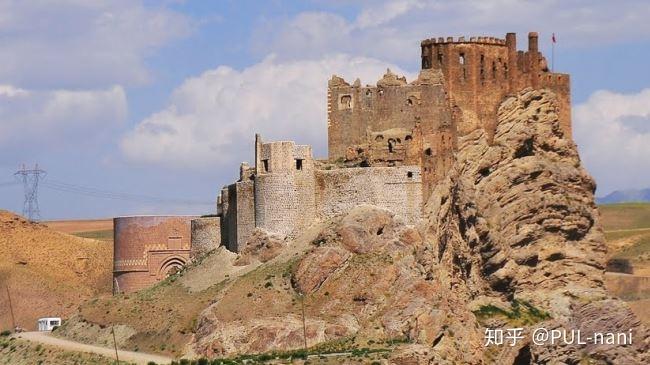 伊朗加兹温山中老人的阿拉穆特城堡