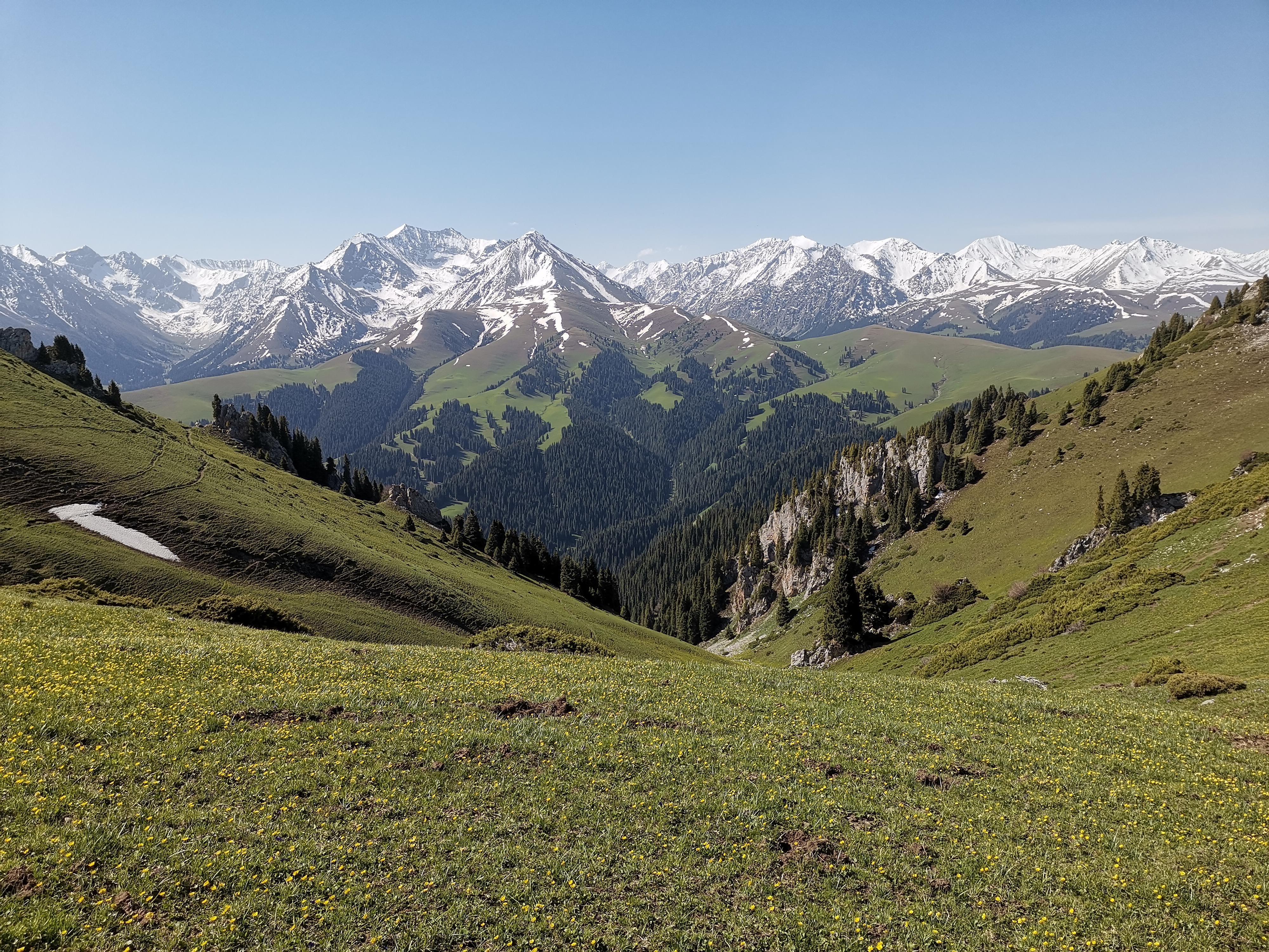 喀拉峻,位于新疆伊犁哈萨克自治州特克斯县,地处天山中部;由阔克苏大