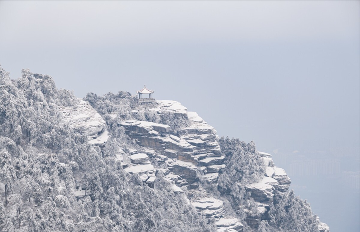 万里寒光生积雪，三边曙色动危旌。 出自唐代祖咏的《望蓟门》 解释