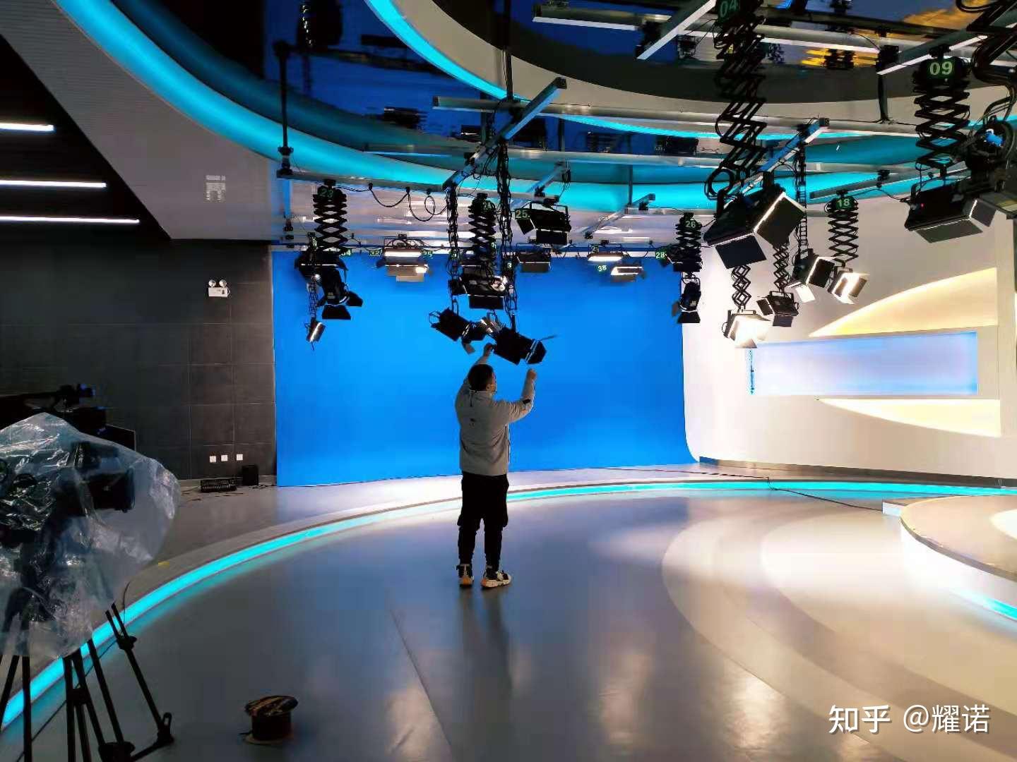 视觉轮廓,人物线条是最主要的元素河南耀诺专注演播室灯光,电视台演播