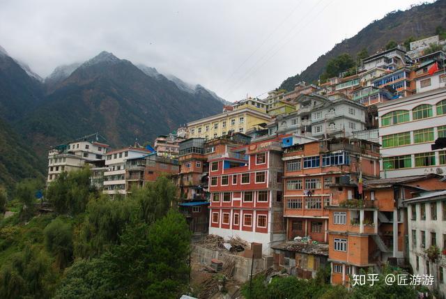 最大的就是樟木口岸,樟木口岸位于西藏自治区日喀则市聂拉木县樟木镇