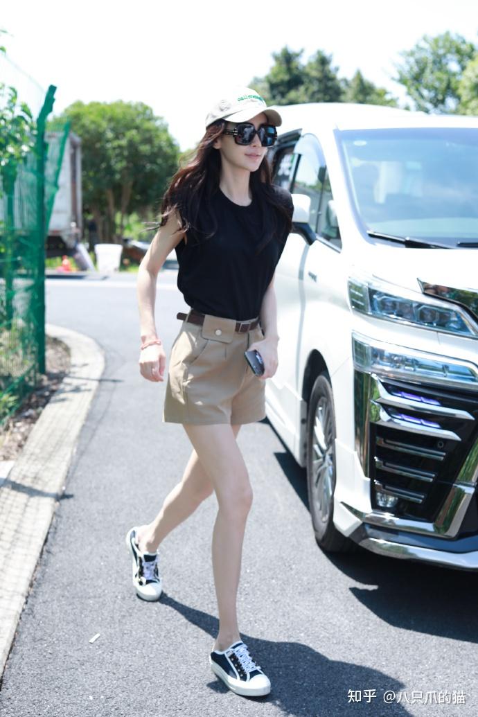 有种时髦叫baby上班穿短裤腿细且长帆布鞋当拖鞋踩真个性