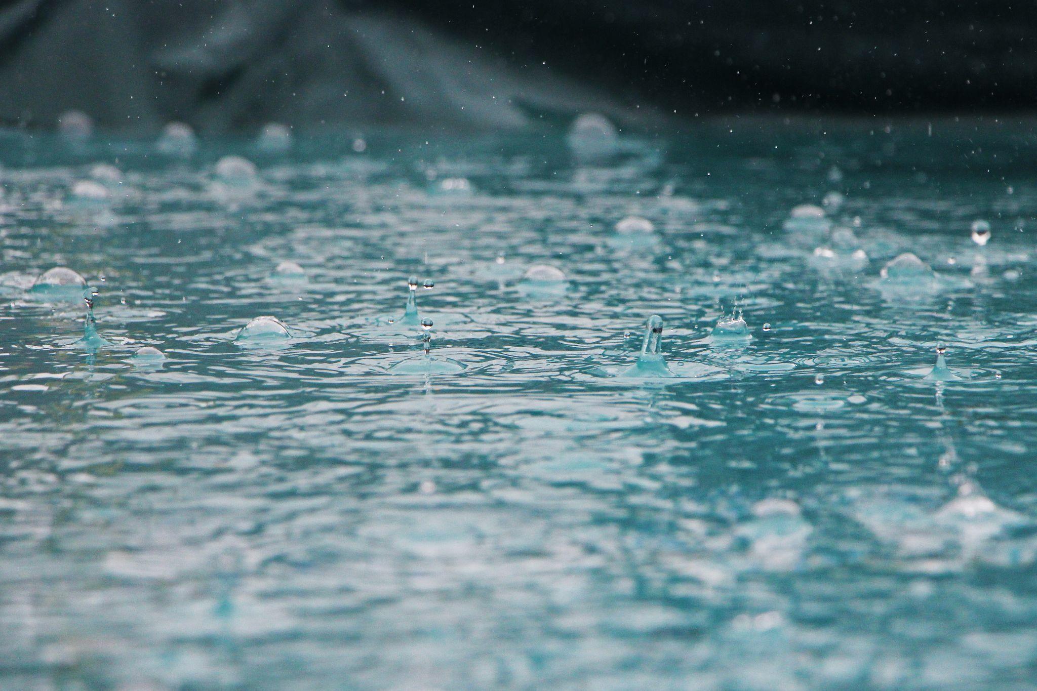 玻璃上的雨滴高清摄影大图-千库网