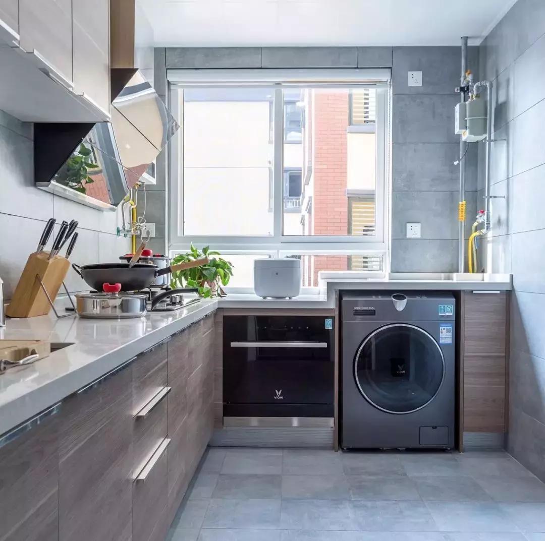 阳台装新风怎么装,就放在洗衣机洗衣池上方的橱柜里.