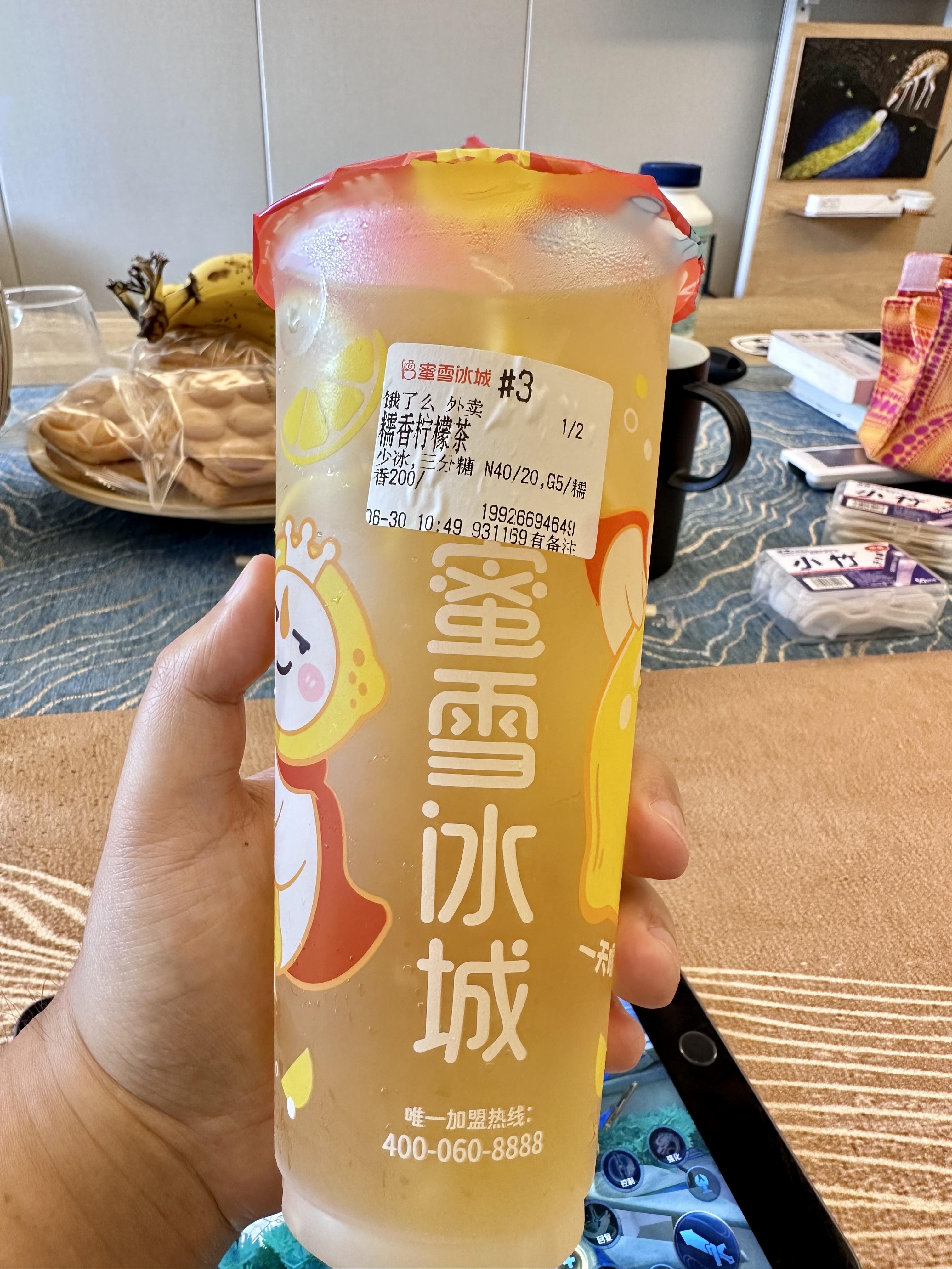 蜜雪冰城蟑螂游泳图片