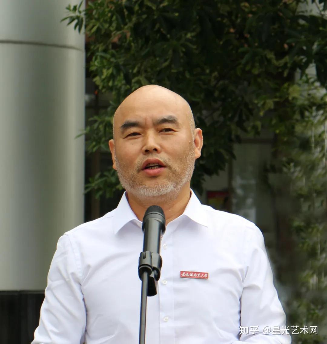 冯都通形象雕塑作品展开幕