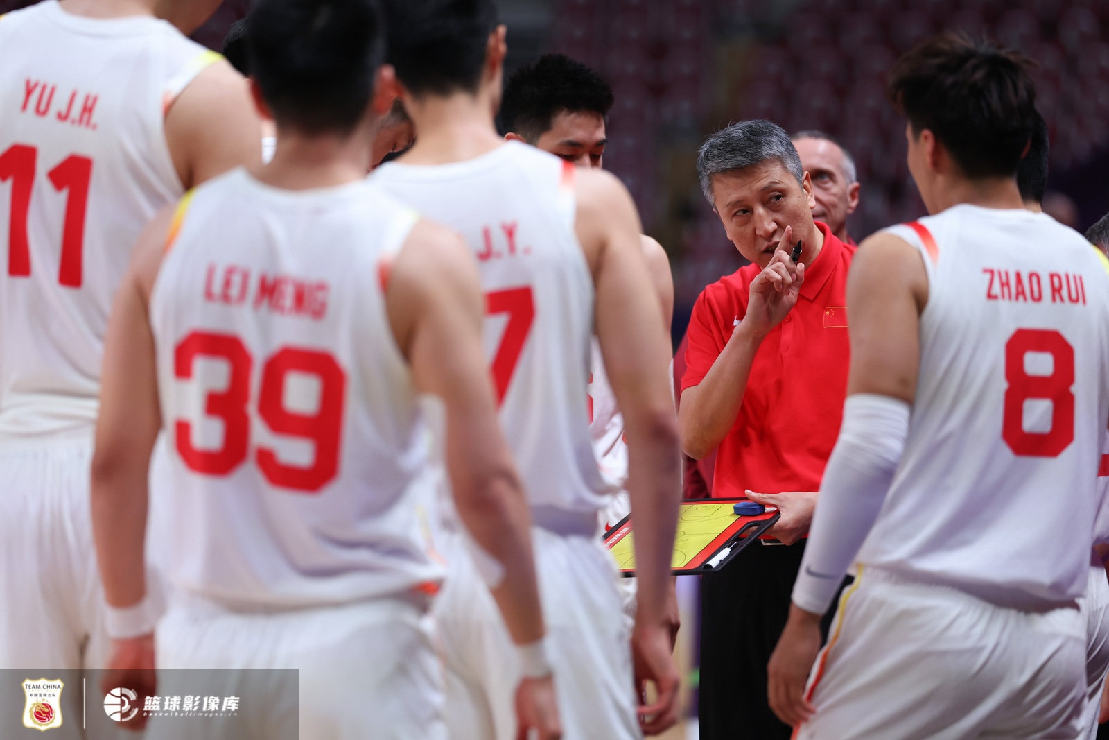 中国男篮四届缺席奥运，苏群称「该吃吃该喝喝」是无奈还是不思进取？