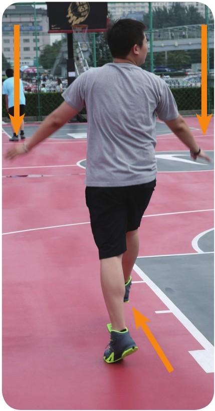 5 换腿,右腿踢出,双臂下摆.