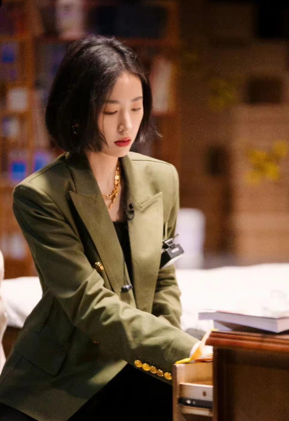 周雨彤活动造型,军绿色小西服配小黑裤,利落又甜美 - 知乎