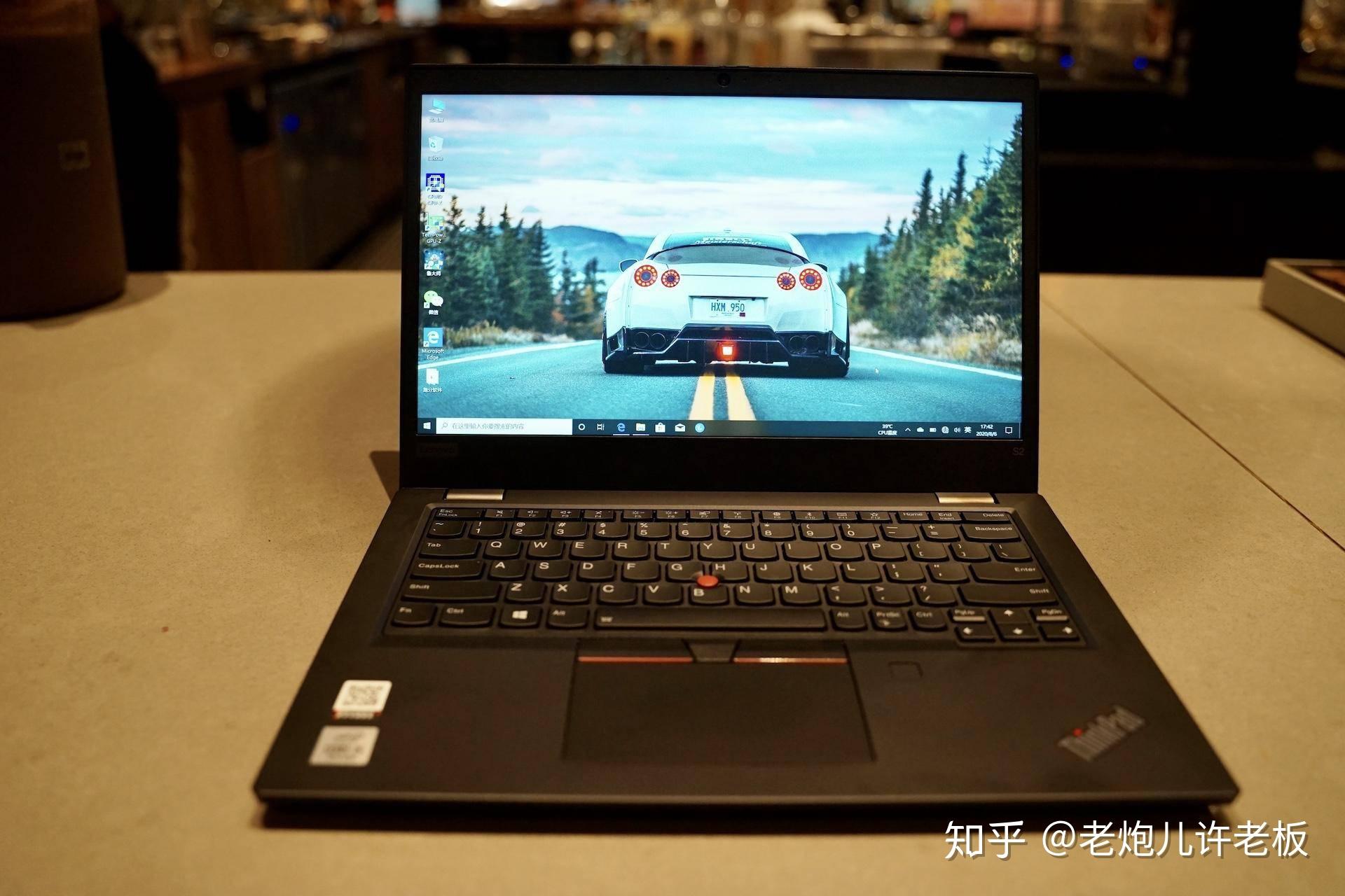 機身蓋上印有thinkpad字樣,還有一個標誌性的紅色led燈,開機後會亮起.