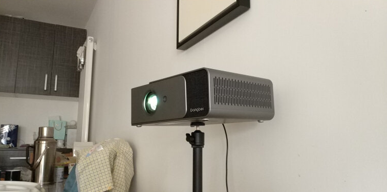 家里墙壁不能投,因为有壁纸,也不想在天花上面打孔吊装. - 知乎