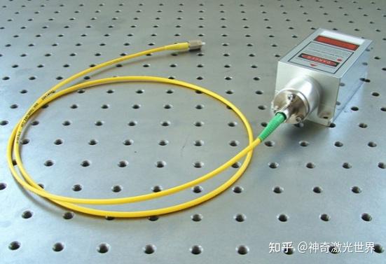 光之所以只能够在光纤的纤芯内传播,是因为全反