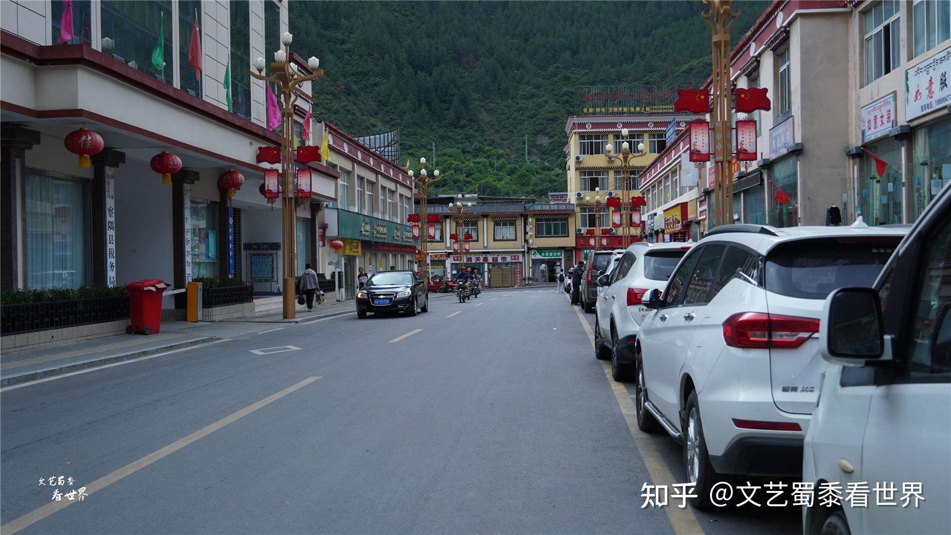 翻越了德姆拉雪山以後,沿著察隅河一路行進,遠遠地望到察隅縣城的時候