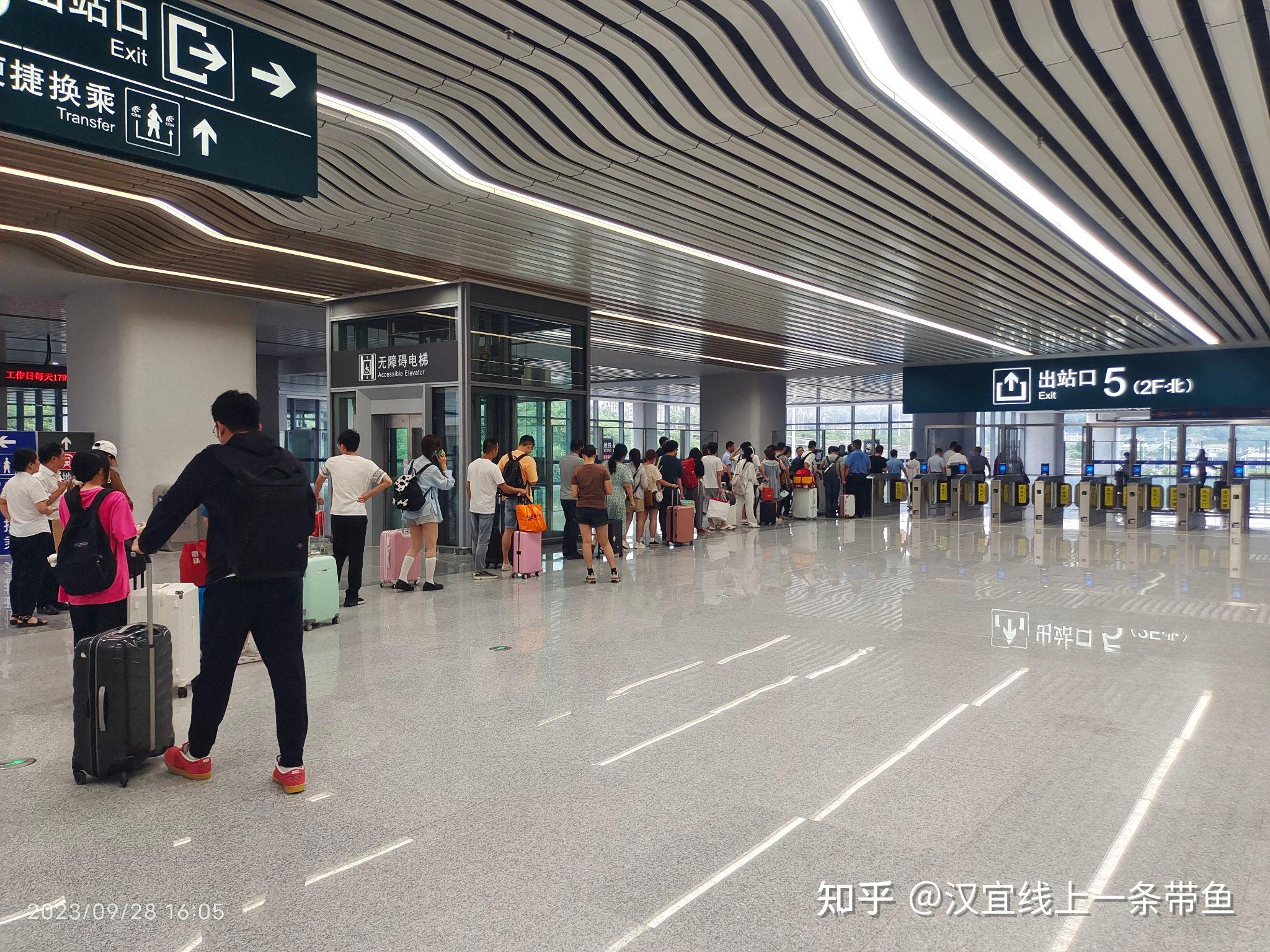 福州南站杭深场和甬广场均采用下进下出模式,出站通道其实也是中间