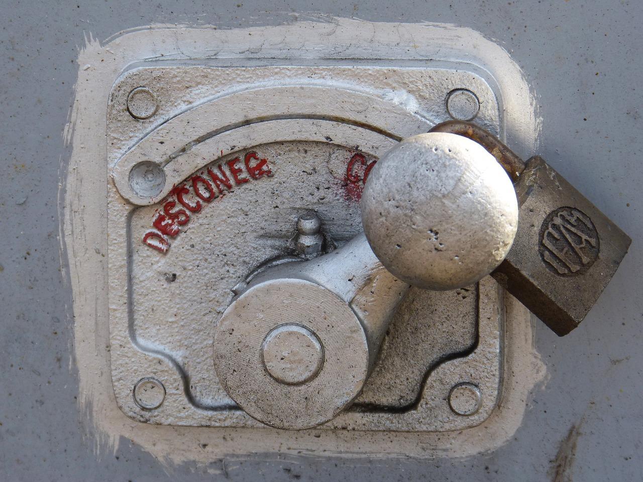 如何拆门锁连接杆