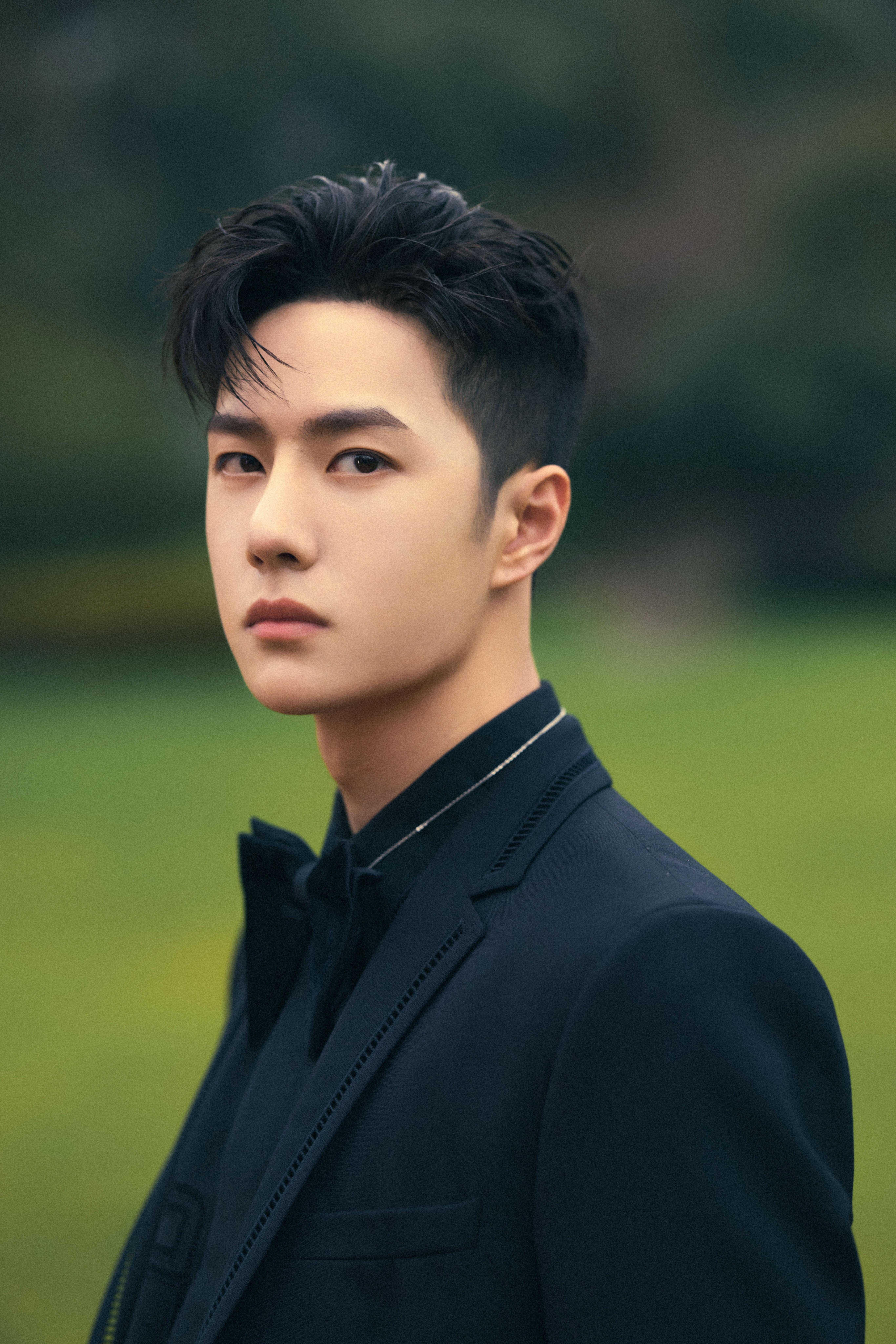 我想定制一个王一博手机壳,你们有哪些王一博好看的高清全面屏照片?