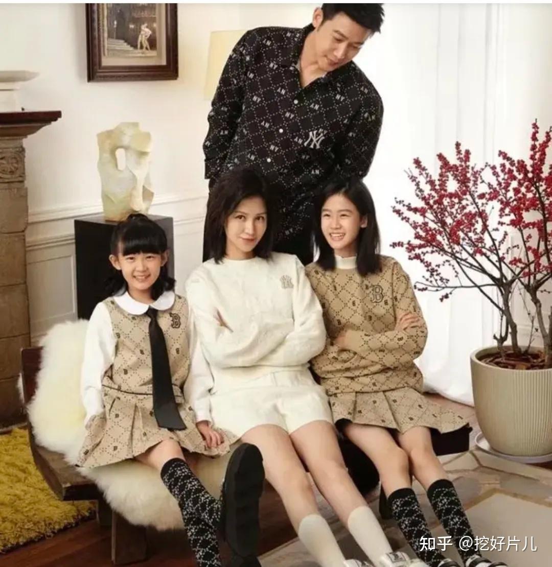 陆毅15岁女儿初中毕业:一双「漫画腿」抢眼,一家四口全是高颜值