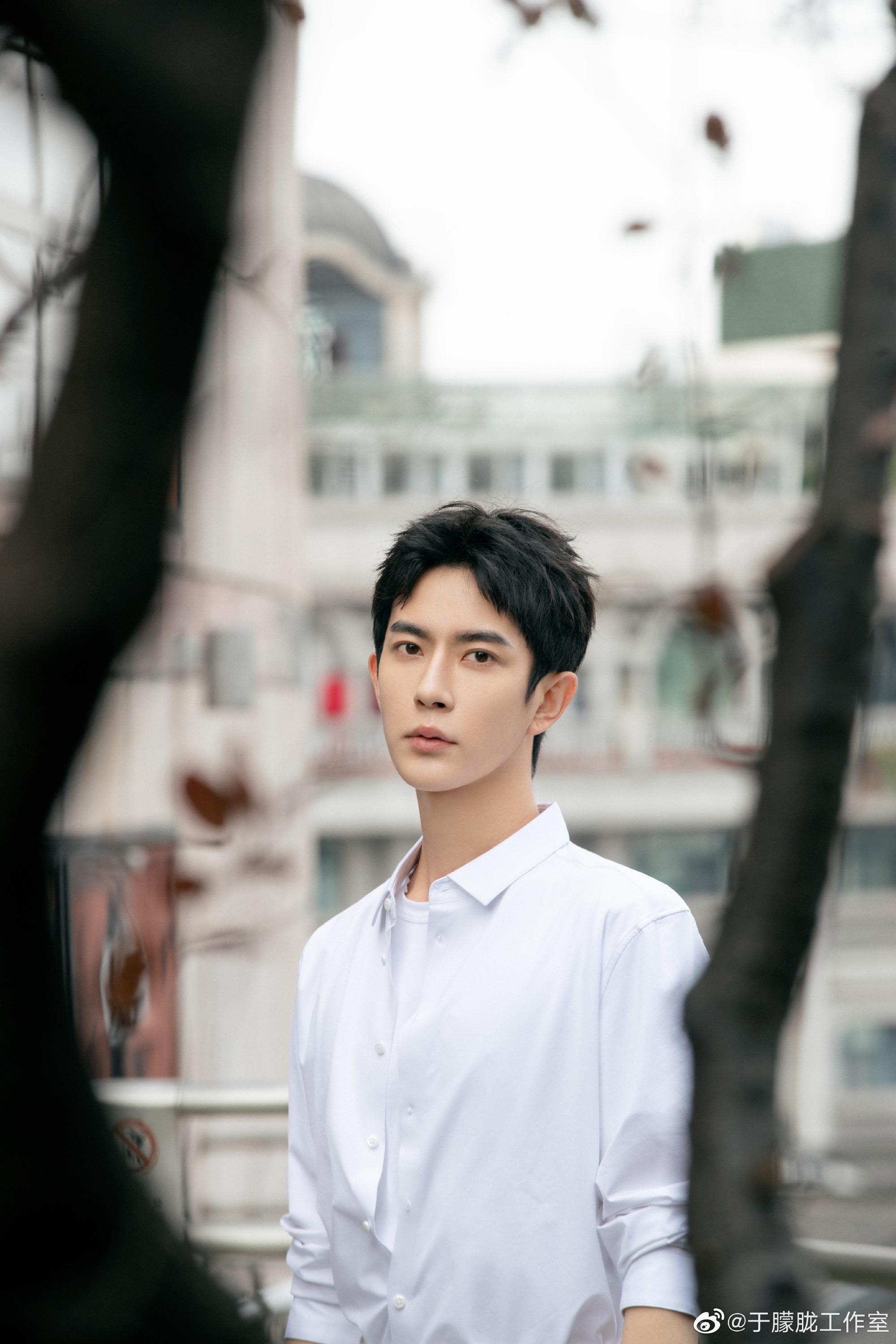 来看一下2013年录制《快乐男生》时的于朦胧白衣永少年节目中的于朦