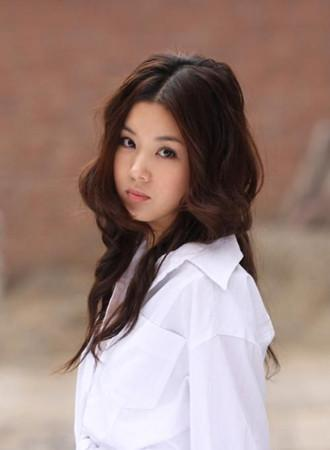 演艺经历代表作有《平凡的世界》,《年年岁岁年年》,《拯救少年犯》